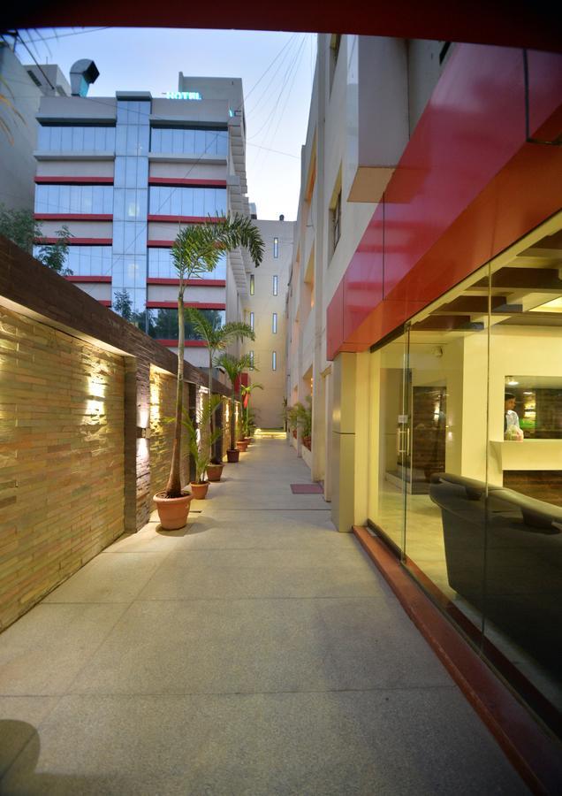 Hotel Radhe Krishna Solapur Exterior photo