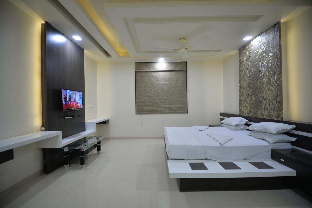 Hotel Radhe Krishna Solapur Exterior photo